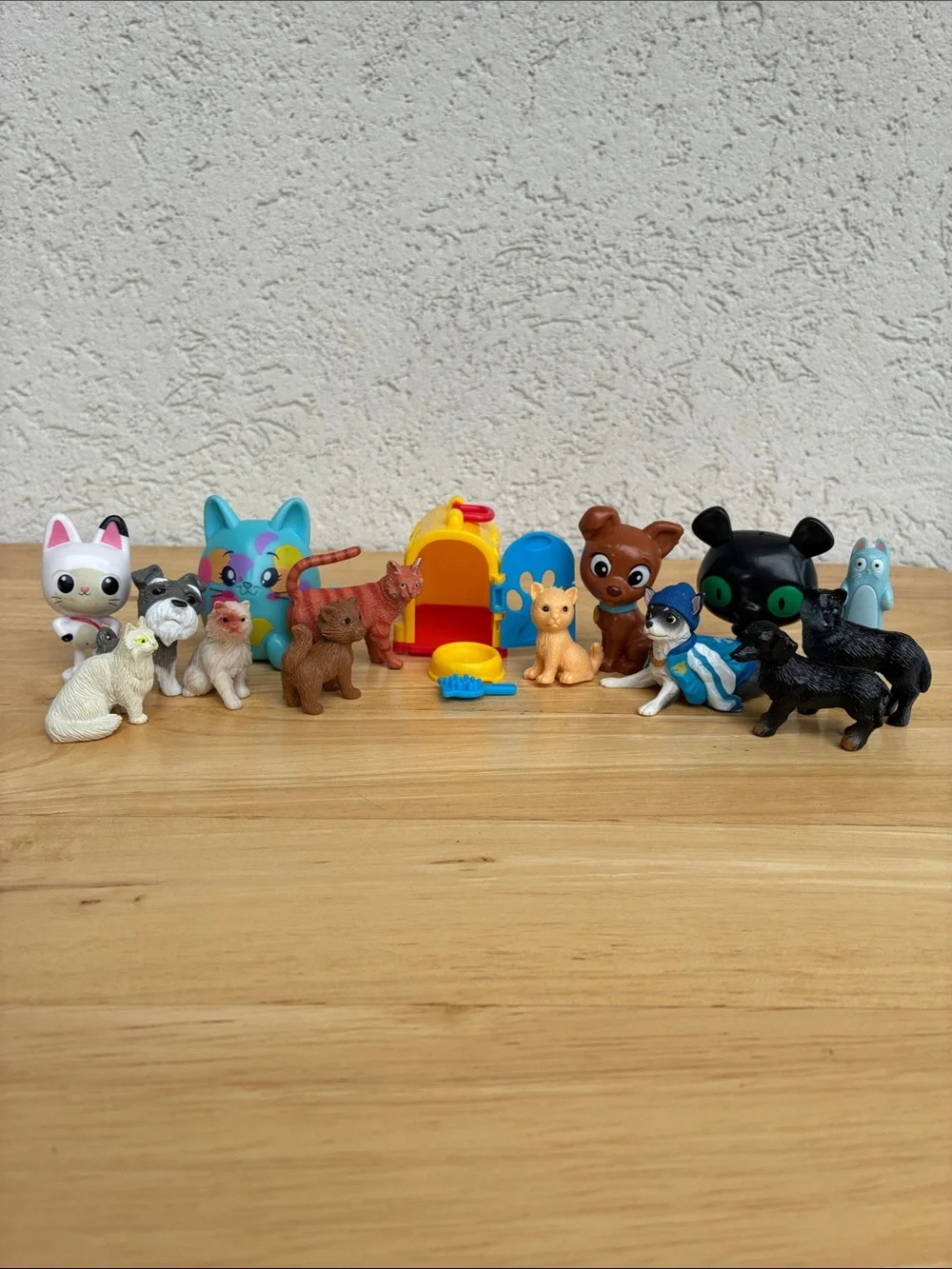 Cats and dogs and stuff! Lot of 17 small plastic!